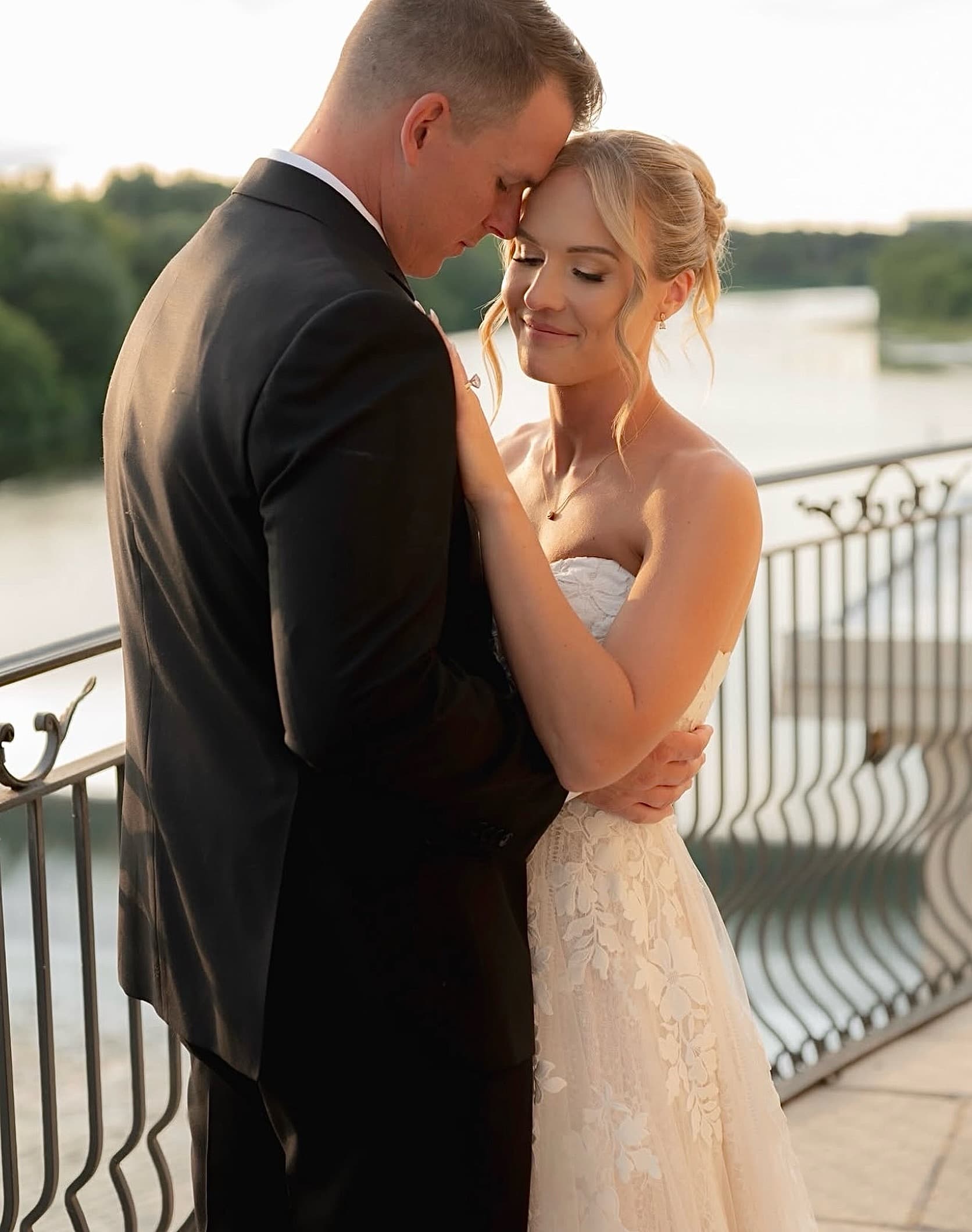 August was a really special wedding month ๐ค hard to see it go, but it only gets me that much more excited for my September brides to come!!
Photography @seizethemomentstudios
Makeup @hair.makeupby
