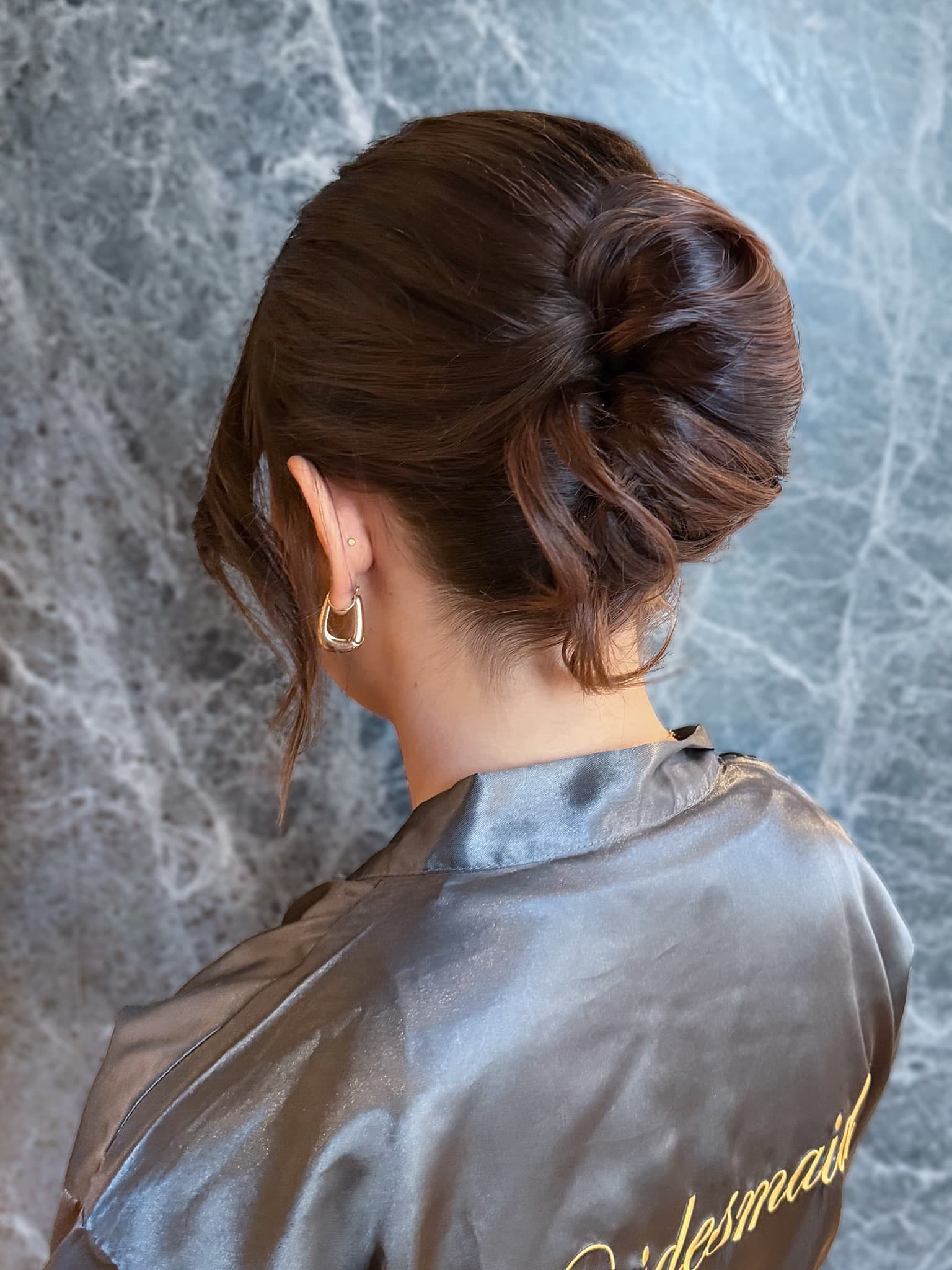I love this bridesmaid’s updo from this past weekend! A French twist, but relaxed and more modern 🤍