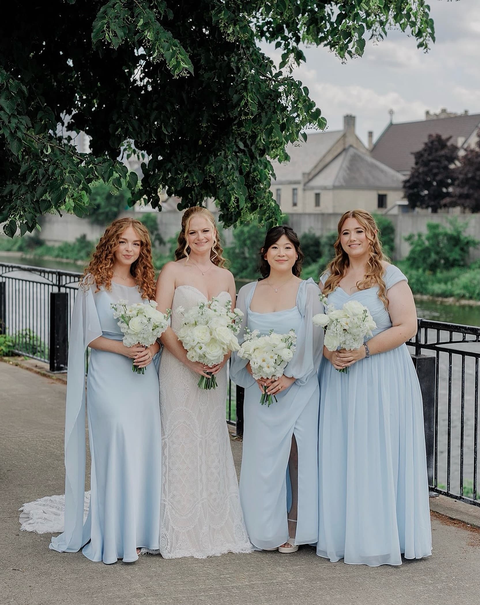 Bridal party love 🩵
📸 @jesscollinsphotos
💐 @jodileighdesigns
💄/💁🏼♀️ @hair.makeupbyamandazack
📍@cambridge_mill / @pearleweddings