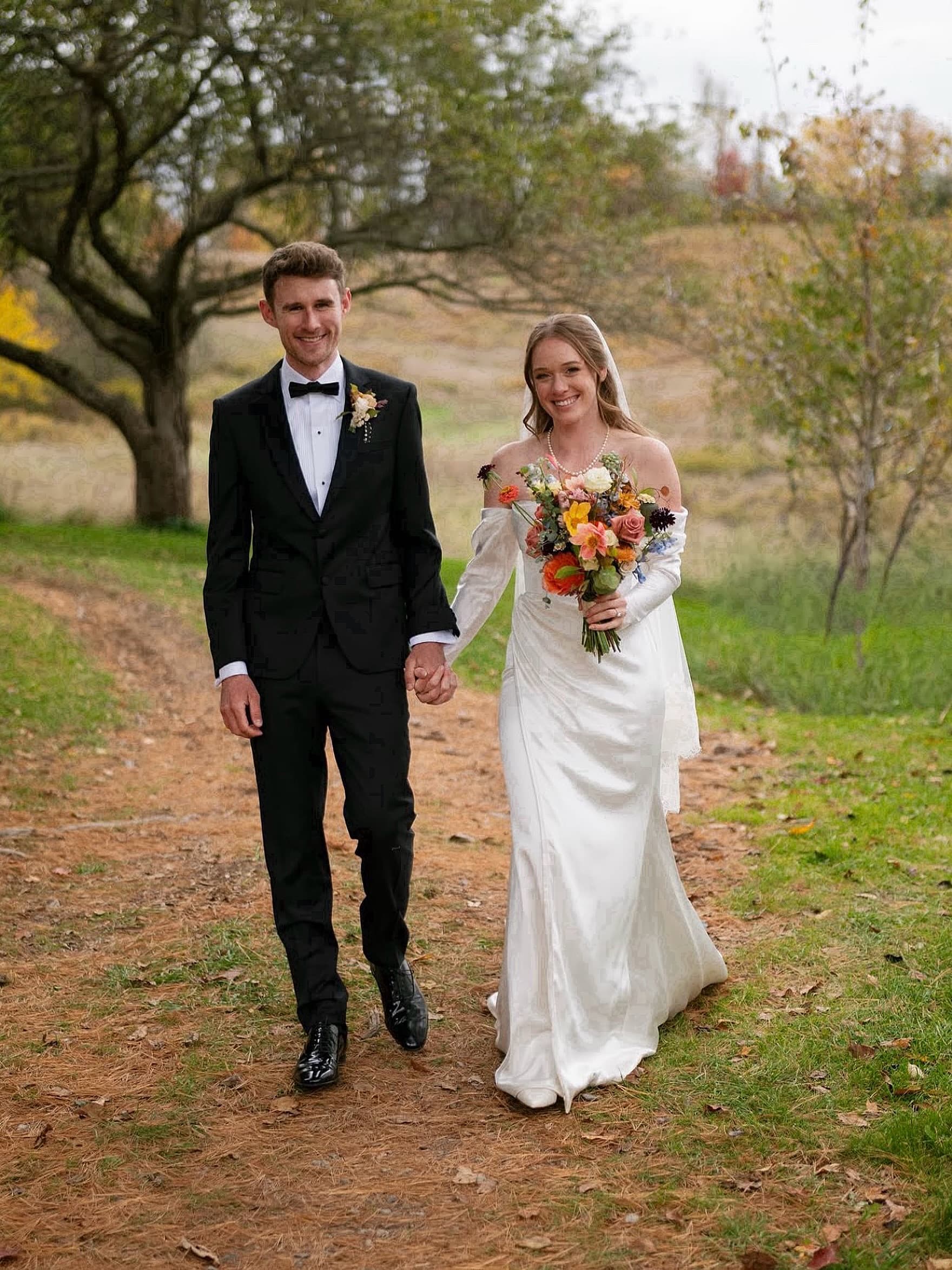 It’s officially fall y’all! 🧡 10/25/25
📸 @morninglightphoto
💐 @la_primavera_farms
💄 @hair.makeupbyamandazack
💌 @lauraolsenevents
👰🏼♀️ @rubygeewest